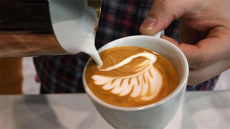 Wie die Profis: Wenn der Barista alles mit Milchschaum krönt.