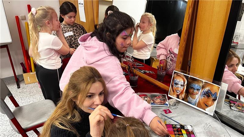 Wie die Profis am Theater: Schülerinnen der Grundschule Bützfleth in der Schminkwerkstatt.