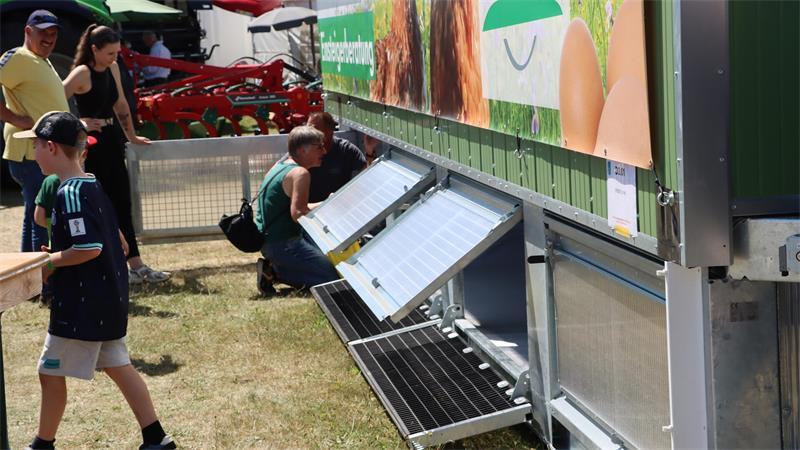 Messe zeigt Trend: Regionale Eier und Geflügel werden gefragter Wie ein Hühnermobil aufgebaut ist, erfahren die Besucher der Tarmstedter Ausstellung vor Ort.