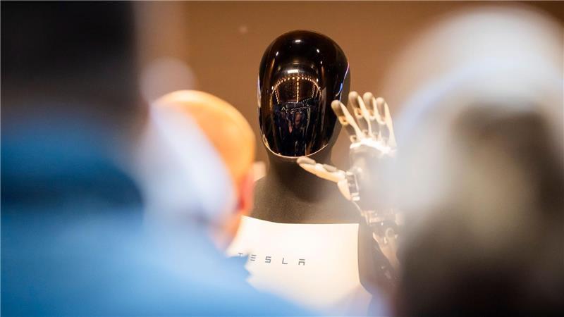 „Wie ein Mensch in einem Roboter-Kostüm“ soll sich der Roboter „Optimus“ in Zukunft bewegen.