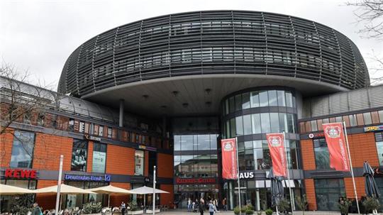 Wie ein auf einem Einkaufszentrum gelandetes Ufo: das Rathaus in Leverkusen.
