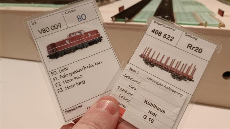 Wie ein kleiner Ausweis: Die Wagenkarte informiert über die Lok, die kleine Frachtkarte über die Fracht.