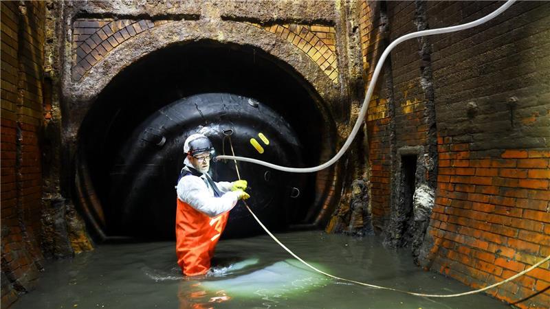 Wie ein perfekter Korken dichtet das aufgeblasene Luftkissen ein Abwassersiel unter der Hamburger Hafenstraße ab. 