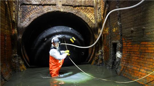 Wie ein perfekter Korken dichtet das aufgeblasene Luftkissen ein Abwassersiel unter der Hamburger Hafenstraße ab. 