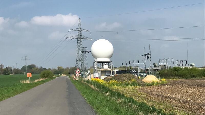 Wie ein überdimensionierter Golfball wirkt das IWES-Wetterradar am Freiburger Weg.