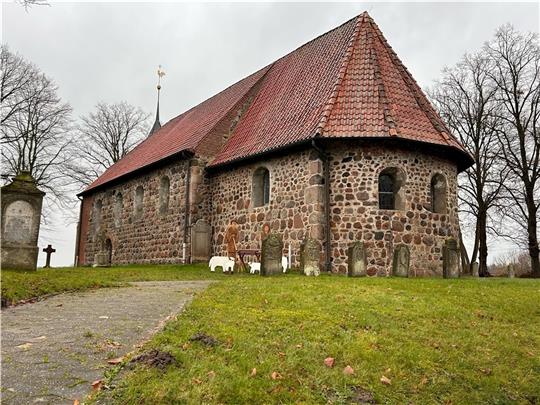Wie eine heimelige Trutzburg der Hoffnung thront St. Petri auf dem Hügel. Ein Ort mit Geschichte und für die Gemeinschaft. Fotos: Klempow