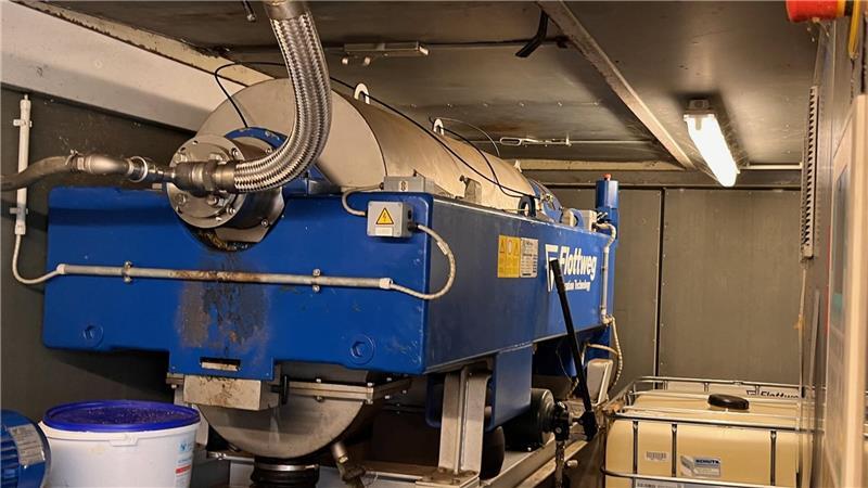 Wie eine liegende Wäscheschleuder sieht die Zentrifuge aus, in der sich Schlamm und Trübwasser trennen.