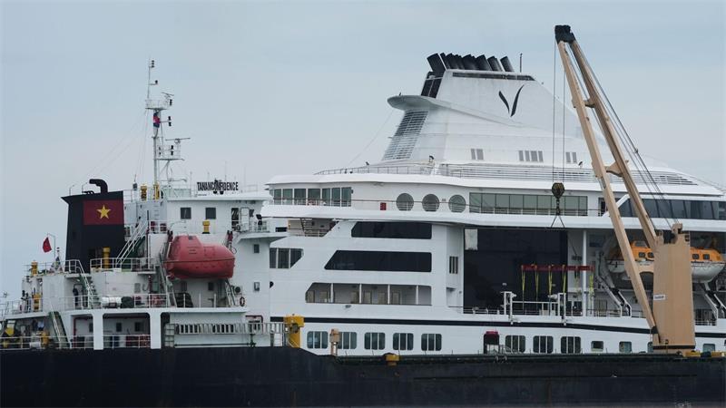 Spritkosten stoppen Weltreise – 200 Passagiere ohne Zuhause Wie es für die Passagiere und Crew weitergeht, ist völlig unklar.