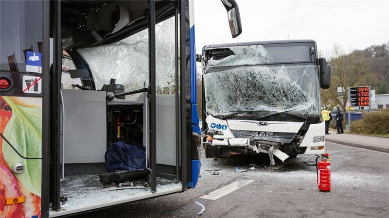 Busunfall mit 33 Verletzten – Kitagruppe betroffen Wie es zu dem Unfall kam, ist noch unklar.