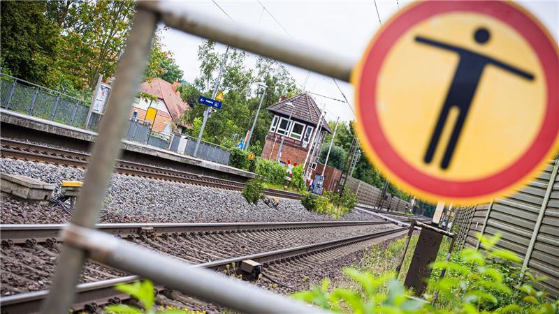 Wie es zu dem Unglück am Bahnhof Friedland kam, ist unklar – gerade das befeuert Spekulationen im Netz.