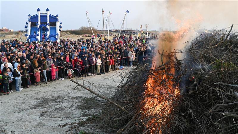 Wie etwa hier in Norddeich ziehen Osterfeuer weiter viele Leute an – ein Ende der Tradition ist laut der Tourismus-Marketinggesellschaft des Landes nicht in Sicht. (Archivbild)