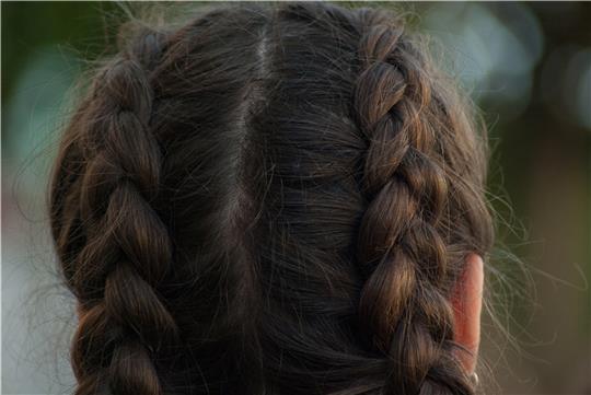 Wie flicht man schöne Zöpfe für verschiedene Anlässe? Das können Väter an der Volkshochschule Buxtehude lernen (Symbolbild). Foto: Pixabay/Jacqueline Macou