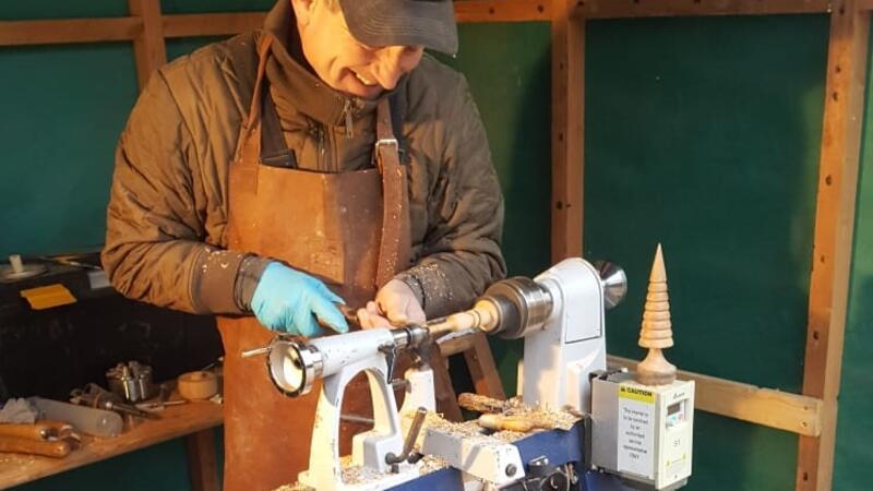 Traditioneller Weihnachtsmarkt auf Rittergut in Wiegersen lockt Wie gedrechselte Kunststücke entstehen, zeigt Drechsler Andreas Tudsen.