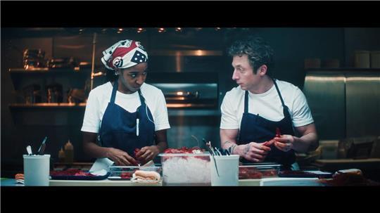 Wie geht es weiter für Koch Carmen „Carmy“ Berzatto (Jeremy Allen White, rechts) und seine nicht minder talentierte Kollegin Sydney Adamu (Ayo Edebiri)? Das Restaurant „The Bear“ steht in der fünften Staffel am Scheidepunkt.
