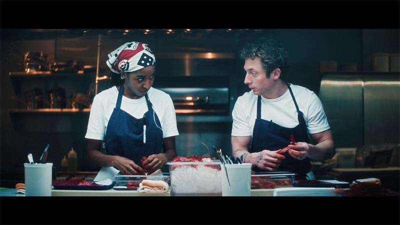 Wie geht es weiter für Koch Carmen „Carmy“ Berzatto (Jeremy Allen White, rechts) und seine nicht minder talentierte Kollegin Sydney Adamu (Ayo Edebiri)? Das Restaurant „The Bear“ steht in der fünften Staffel am Scheidepunkt.