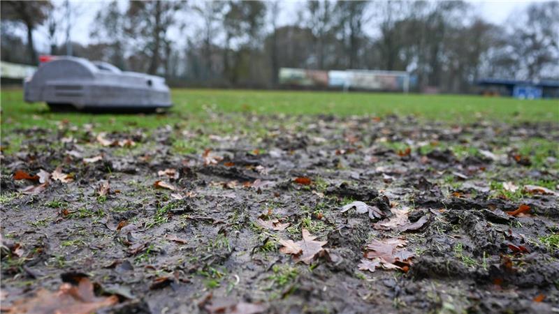 Wie groß der Schaden am Fußballplatz ist, lässt sich laut Stadt bislang nicht beziffern.