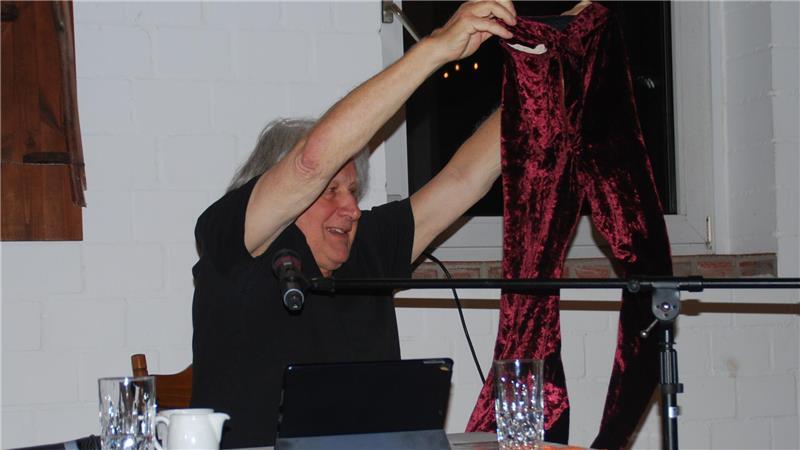 Sex, Drugs und Rock: ESC-Legende Peter Urban packt in Deinste aus „Wie habe ich da mal reingepasst?“ Peter Urban zeigt seine Samthose aus dem Summer of Love.