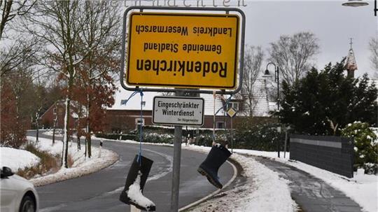 Wie hier an einem Ortseingang von Rodenkirchen sind in der Gemeinde Stadland mehrere Ortsschilder umgedreht worden.