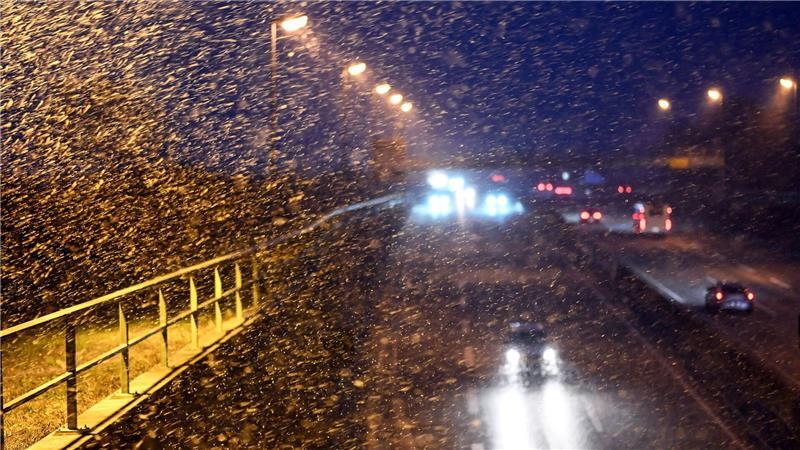 Wie hier auf der A31 im Emsland gab es im Nordwesten oft schwierige Bedingungen auf den Straßen.