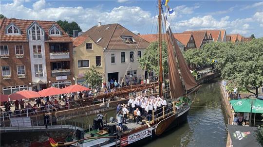 Wie hier beim Buxtehuder Altstadtfest soll der Ewer Margareta auch beim Fleth-Festival als schwimmende Bühne für Musik und Kultur in den Mittelpunkt des Geschehens rücken.