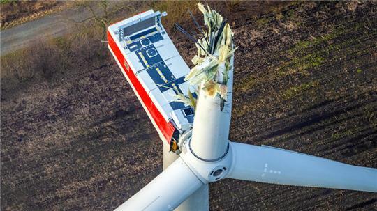 Wie hier beim ersten Windrad ist nun erneut ein Flügel einer anderen Anlage in Alfstedt abgebrochen.