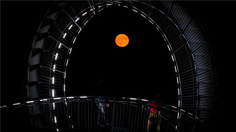 Wie hier in Duisburg sorgte der Erdbeermond vielerorts für schöne Aussichten.