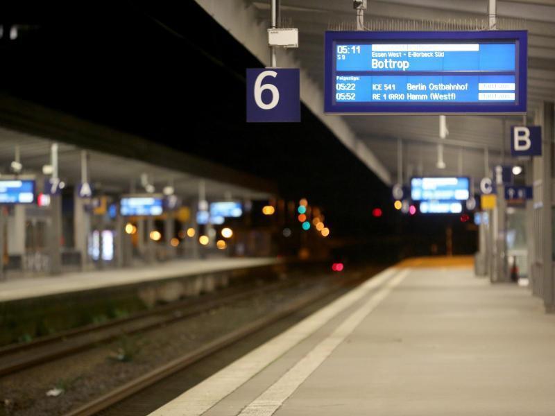 Wie hier in Essen in Nordrhein-Westfalen fahren an vielen Bahnhöfen keine Züge mehr. Foto: Roland Weihrauch/dpa