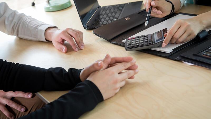 3 Tipps: So nutzen Sie Vergleichsportale richtig Wie hoch wird die Kreditrate künftig sein? Wer sich frühzeitig um die Anschlussfinanzierung kümmert, kann die Antwort auf diese Frage besser abschätzen.