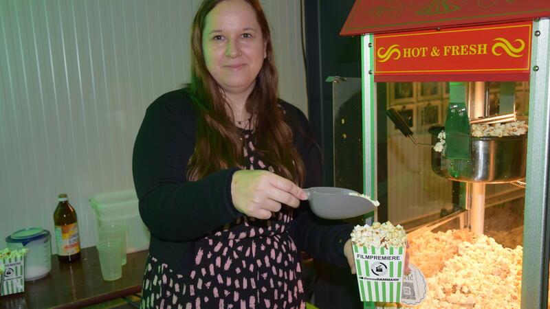 Wie im Kino: Cindy Gspurning, im Verkauf bei der Dammann GmbH tätig, befüllt für die Gäste der Filmpremiere Tüten mit Popcorn.