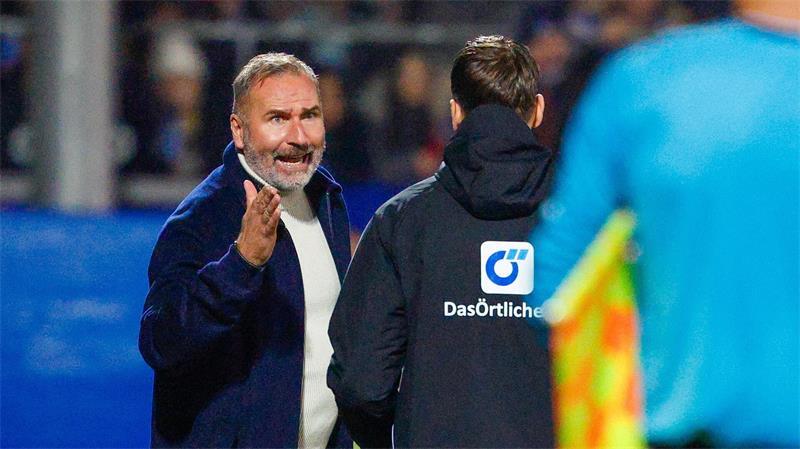 Kiel wirft Hoffenheim in Elfer-Krimi aus dem Pokal Wie immer mit viel Temperament dabei: Holstein-Trainer Tim Walter.