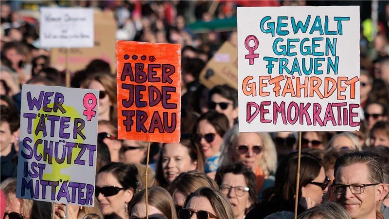 Wie in Berlin soll am Donnerstag auch in Hamburg gegen digitale Gewalt an Frauen demonstriert werden. (Archivbild)  