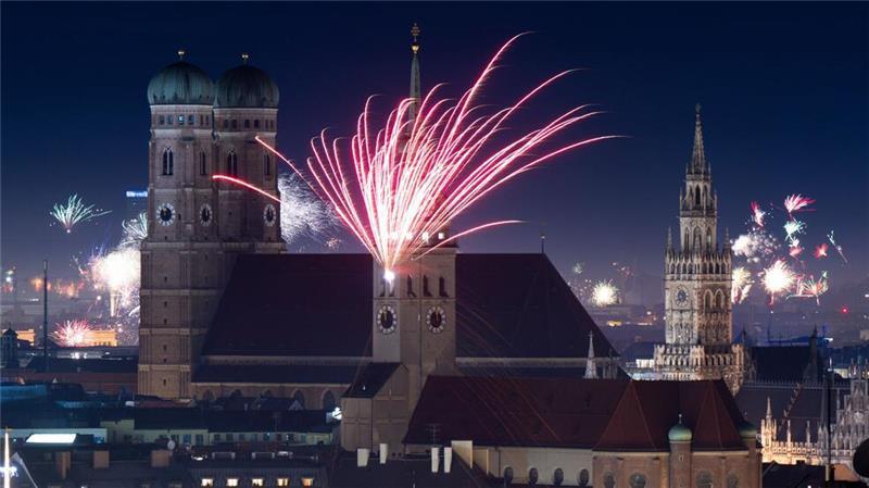 Böller-Tote und Angriffe auf Einsatzkräfte zum Jahresstart Wie in München wurde vielerorts ein Feuerwerk gezündet.