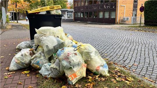 Wie in der Estetalstraße sind in Buxtehude viele Gelbe Säcke eine Woche lang liegengeblieben.