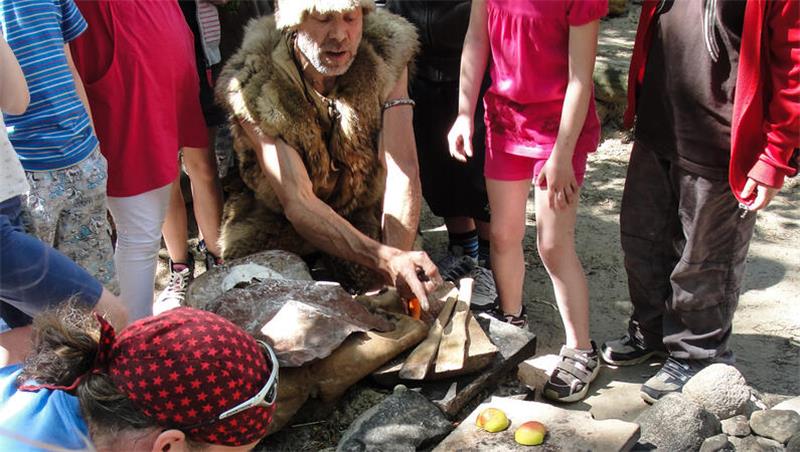Eine Reise in die Steinzeit in Balje: Brot auf heißen Steinen backen Wie in der Steinzeit gekocht wurde, zeigt Michael Strahl den Besuchern.