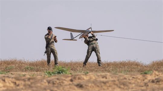 Wie irritierend das ständige Surren der Drohnen sein kann, hat der Leiter der Diakonie Katastrophenhilfe, Martin Keßler, im palästinensischen Gazastreifen erlebt. (Symbolbild)