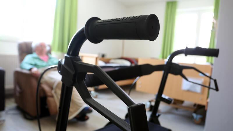 Schwarzarbeit? Pflegekräfte aus Osteuropa ziehen bei Senioren ein Wie ist die Lage der Menschen im Land Bremen, die aus Osteuropa anreisen, um sich in den Haushalten um pflegebedürftige Senioren kümmern?