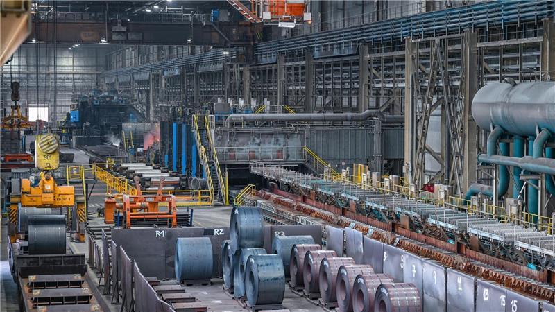 Wie kann die unter Druck geratene Stahlindustrie in Deutschland wieder wettbewerbsfähiger werden? Darüber wollen Politik und Wirtschaft bei einem Stahlgipfel im Kanzleramt sprechen. (Archivbild)