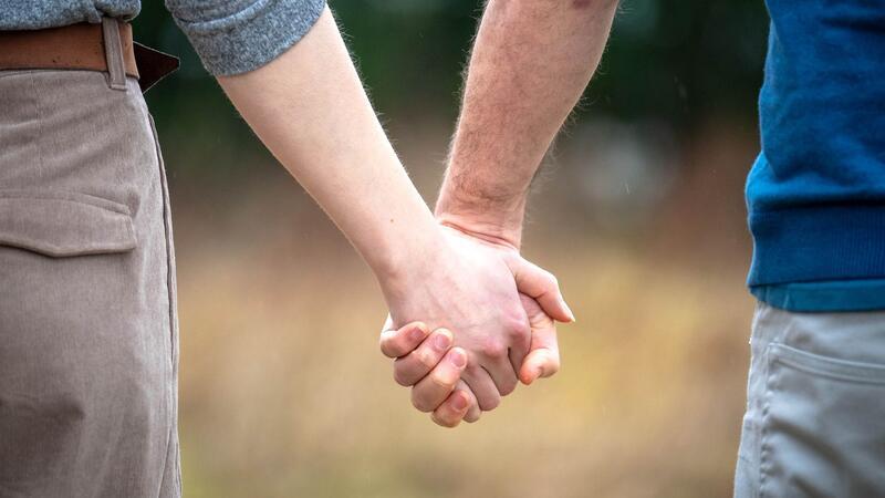 Die „Fünf Sprachen der Liebe“: Populär - und problematisch Wie kann man eine gute Beziehung führen? Gary Chapman antwortet darauf mit den „Fünf Sprachen der Liebe“.