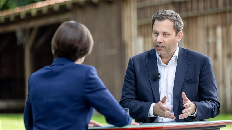 Finanzminister Klingbeil schließt Steuererhöhungen nicht aus Wie können die Löcher im Haushalt gestopft werden? „Da wird keine Option vom Tisch genommen“, sagt der Finanzminister.