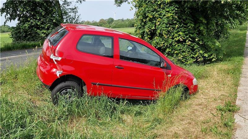 Wie kommt dieser rote Pkw in den Graben kurz vor dem Elsdorfer Ortseingang?