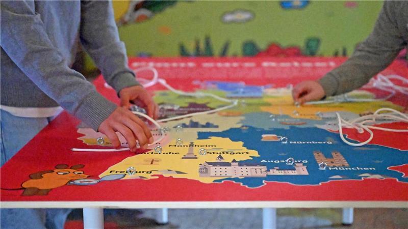 Wie kommt man am schnellsten von Kiel nach München? An einer der vielen Mit-Mach-Stationen können Kinder das testen.