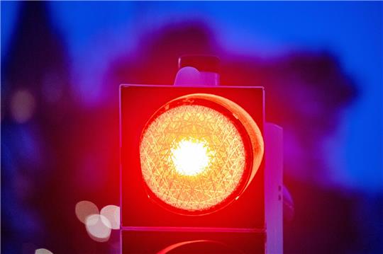 Wie lang ist zu lang? Es kann durchaus der Fall sein, dass ein Rotlichtvergehen bei einer defekten Ampel nicht zu ahnden ist. Foto: Stefan Sauer/dpa-Zentralbild/dpa-tmn