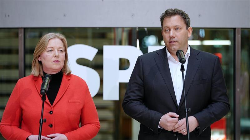 Wie lange bleiben Bärbel Bas und Lars Klingbeil - hier nach der verlorenen Landtagswahl in Rheinland-Pfalz - an der SPD-Spitze? (Archivfoto)