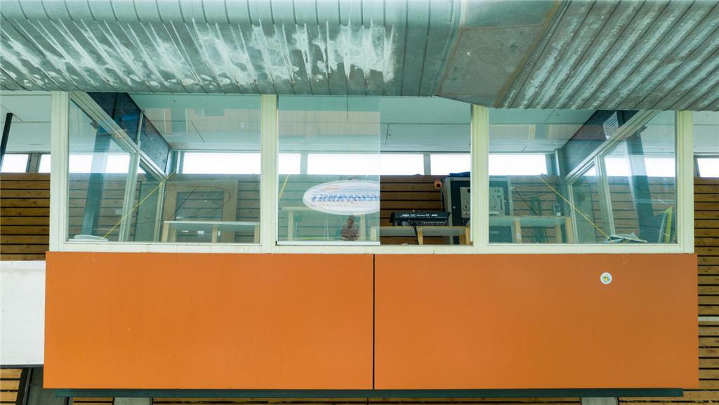 Wie lange liegt der Basketball schon da oben?