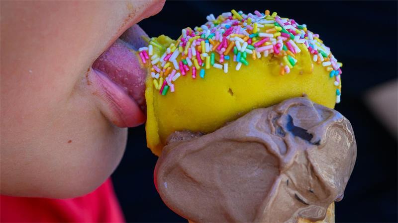 Wie lecker schmeckt ein kaltes Eis an so einem heißen Tag.