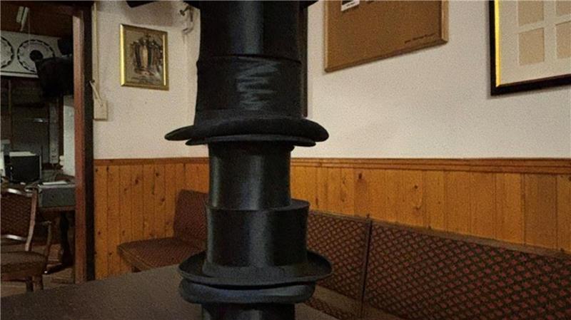 Schützenverein Altkloster: Warum tragen manche Zylinderhut? Wie legen Mitglieder des Schwarzen Rotts ihre Zylinder ab? Sie stapeln sie übereinander!