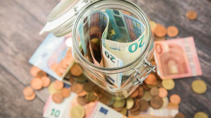 Warum Sie Ihr Geld anlegen sollten – und wie das funktioniert Wie man das Geld für sich arbeiten lässt, ist gar nicht so kompliziert.