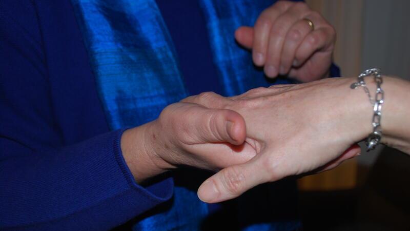 Wie man richtig die Hand eines Schwerkranken hält, auch das vermitteln die beiden Kursleiterinnen.