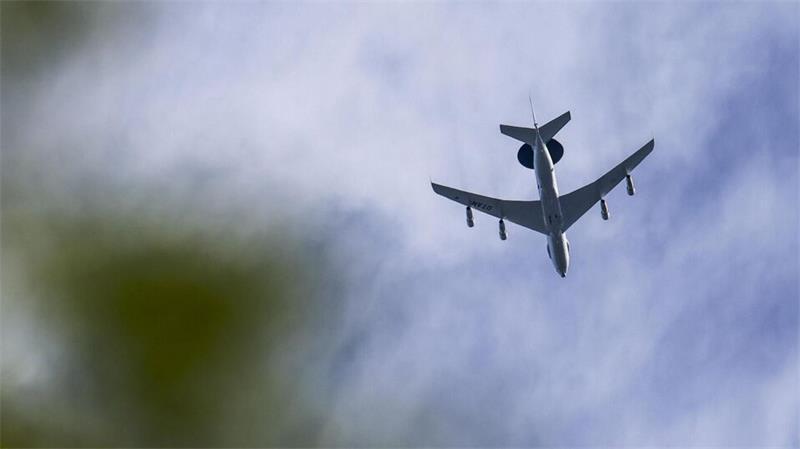 Wie mit dem Zirkel gezogen: Die kreisrunde Flugroute einer Nato-Maschine über dem Kreis Cuxhaven und der Wesermündung fiel Flugzeugbeobachtern auf.