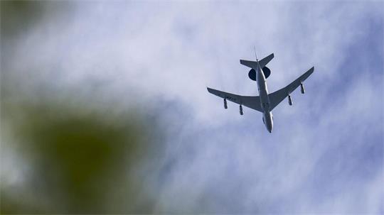 Wie mit dem Zirkel gezogen: Die kreisrunde Flugroute einer Nato-Maschine über dem Kreis Cuxhaven und der Wesermündung fiel Flugzeugbeobachtern auf.